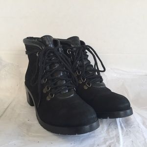 Donald Pliner Black Nubuck Leather Lace up Hiking Style Boot Size 6 - 6.5 M Lug